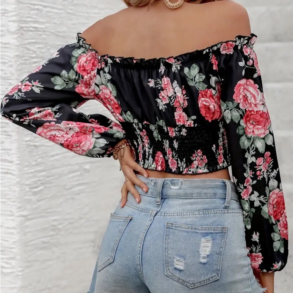 2/15$ 🍒 Floral Off-Shoulder Smocked Crop Top - Black and Pink Size Large
